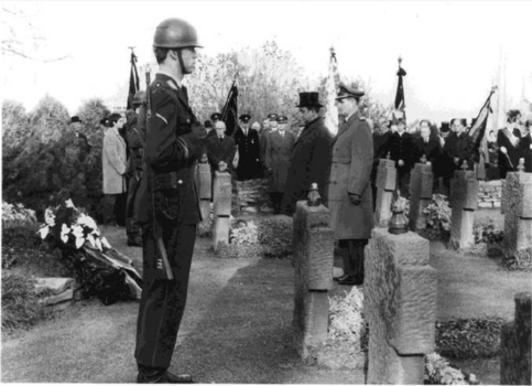 Soldaten der ehem. Graf-Landsberg-Kaserne in Erwitte am Soldatenfriedhof auf dem Erwitter Friedhof anlässlich des Volkstrauertages, um 1962 (Foto: Heimatverein Erwitte e.V.) 