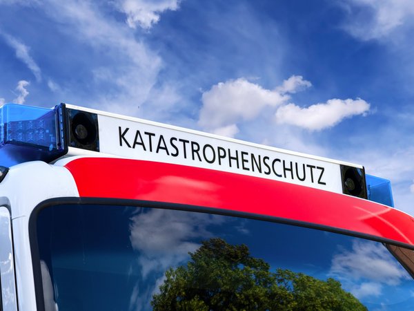 Katastrophenschutz Fahrzeug mit Blaulicht