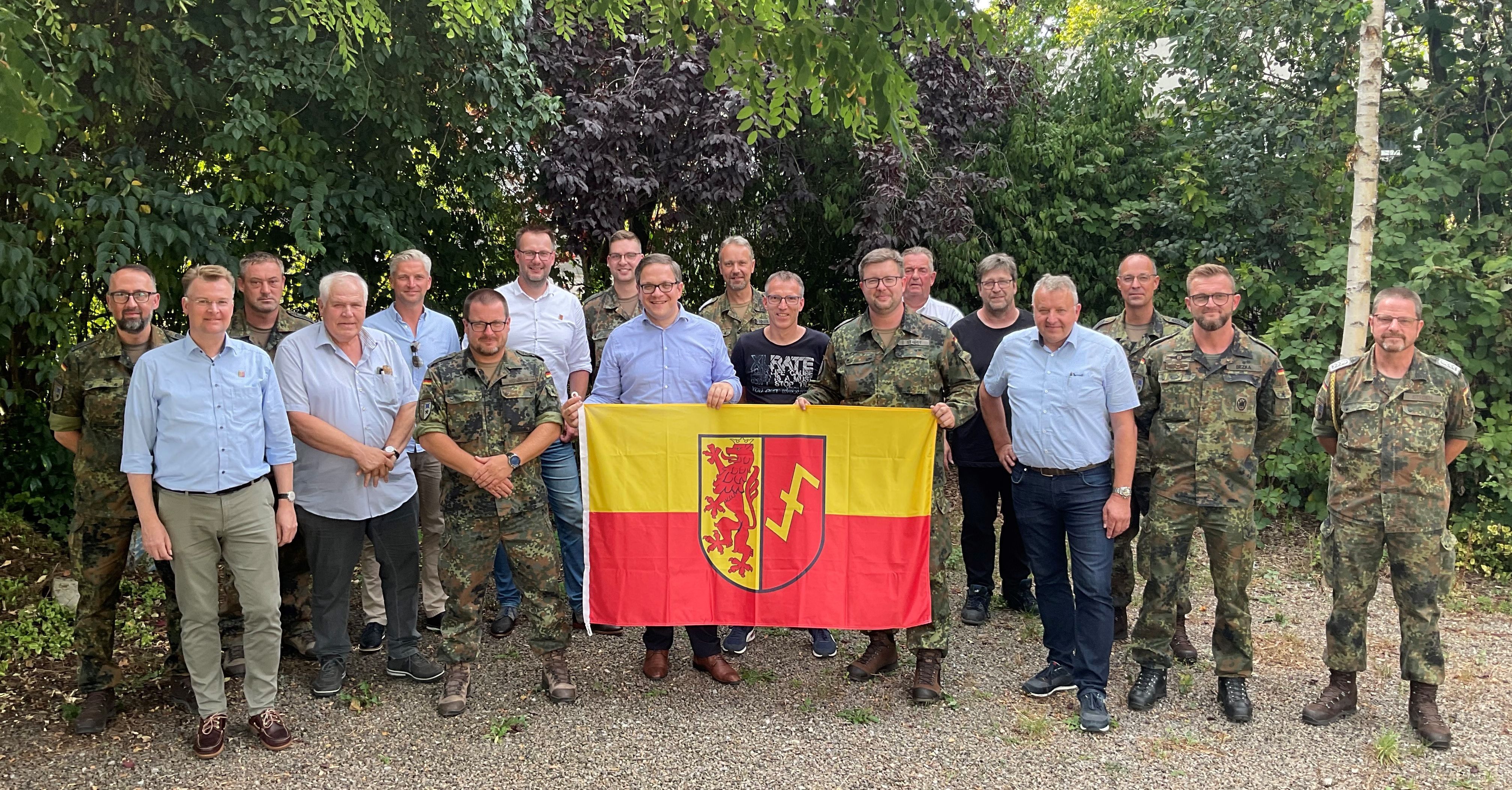 Vertreter der 1. Kompanie des Versorgungsbataillon 7 aus Unna und der Stadt Erwitte bei ihrem ersten Austausch zu einer Patenschaft (Foto: Christoph Koerdt / Stadt Erwitte)