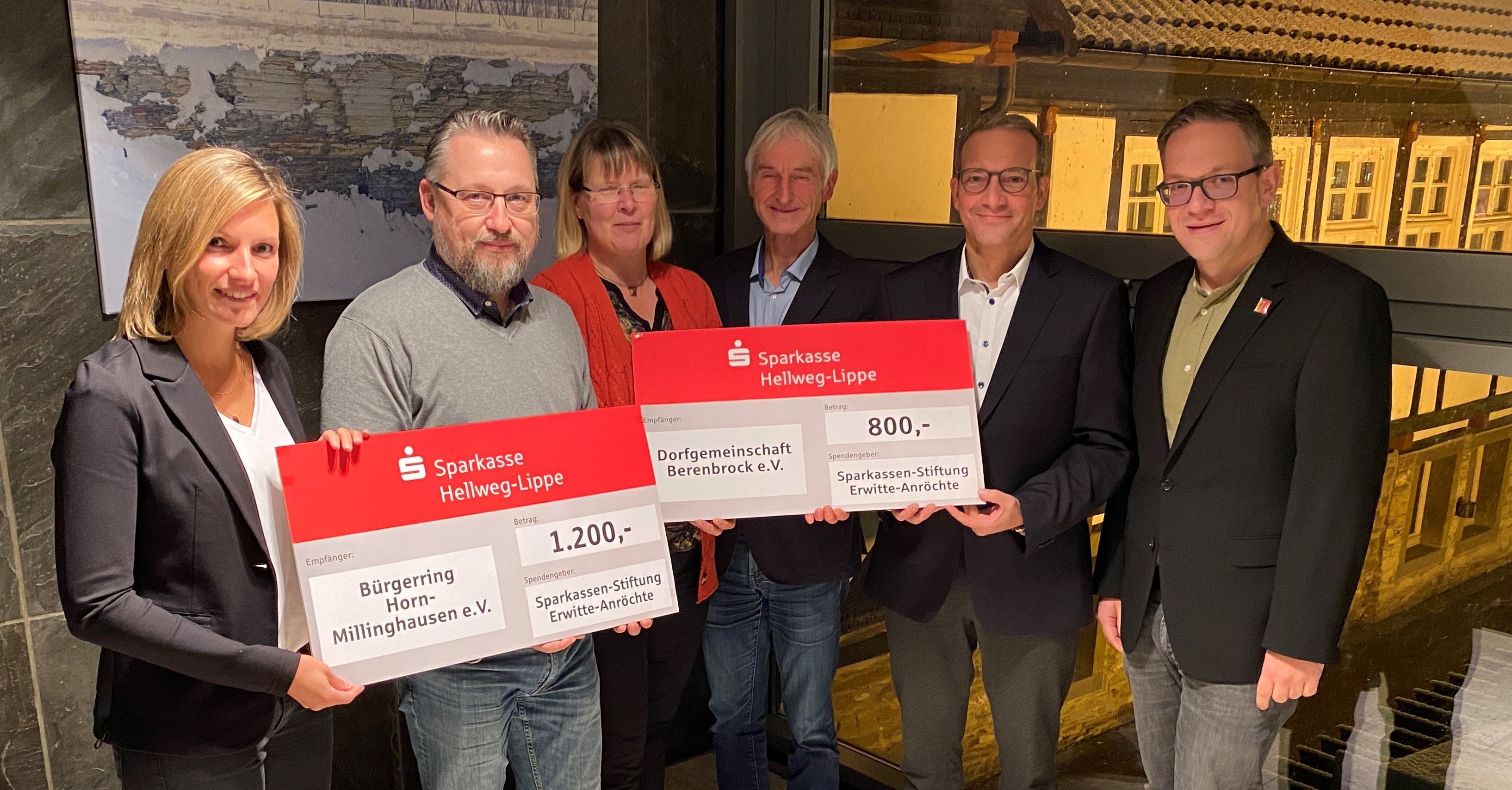 Thomas Raulf und Jennifer Dahlhoff von der Sparkasse Hellweg-Lippe übergaben in Anwesenheit von Bürgermeister Hendrik Henneböhl die symbolischen Schecks an die Vertreter der Projekte.
