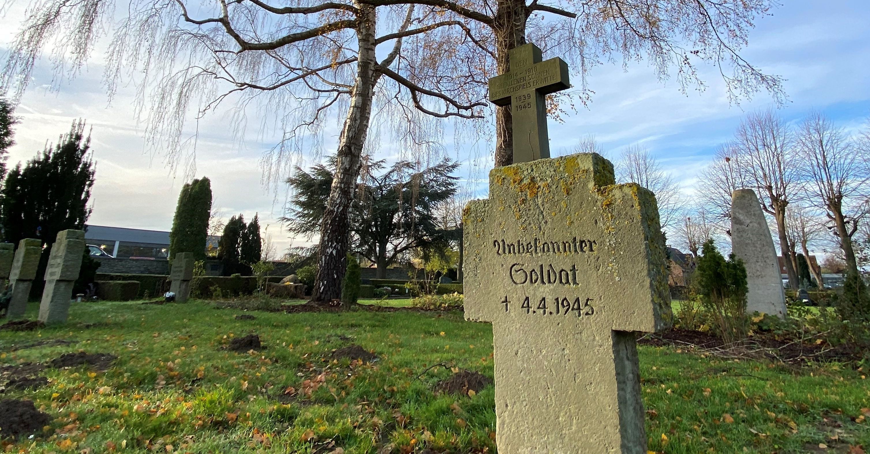 Bildunterschrift: Grab eines unbekannten Soldaten auf dem Erwitter Friedhof (Foto: Christoph Koerdt / Stadt Erwitte)