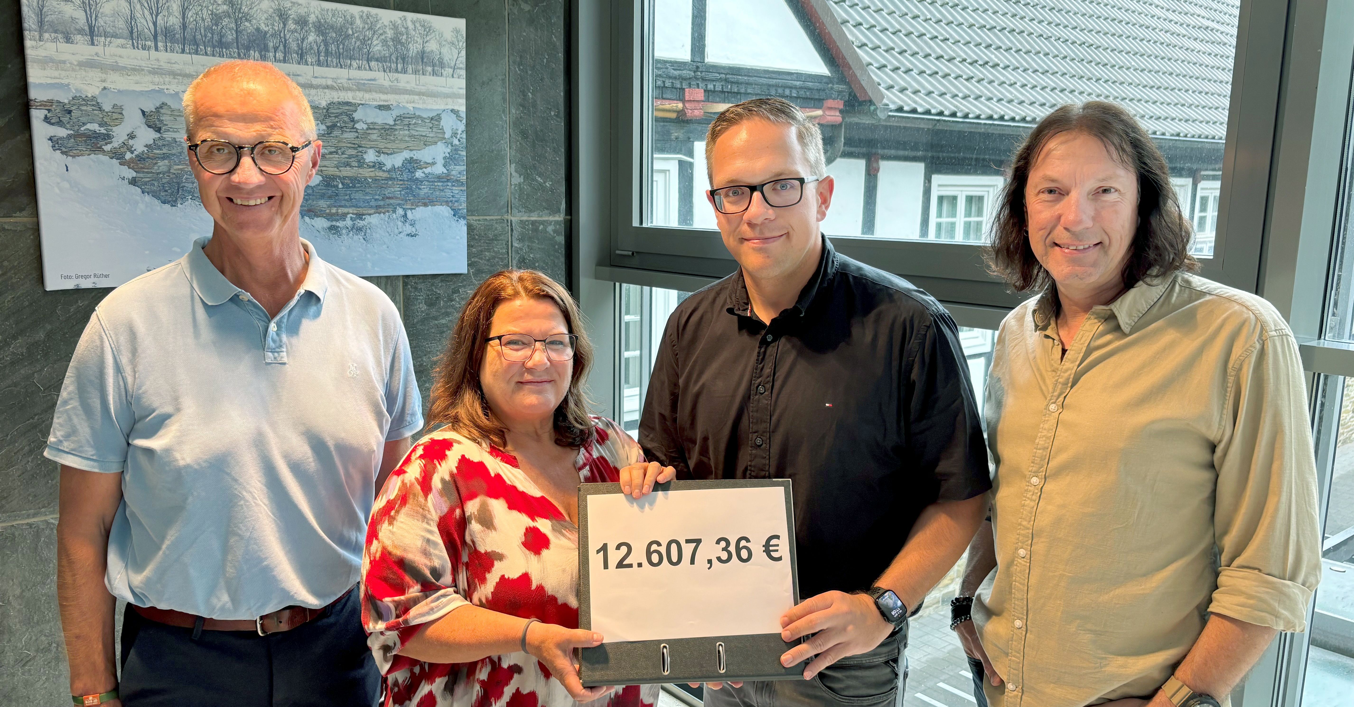 Foto: (v.l.n.r.) Uwe Meyer, Birgit Blanke, Bürgermeister Hendrik Henneböhl und Dirk Vaartjes 