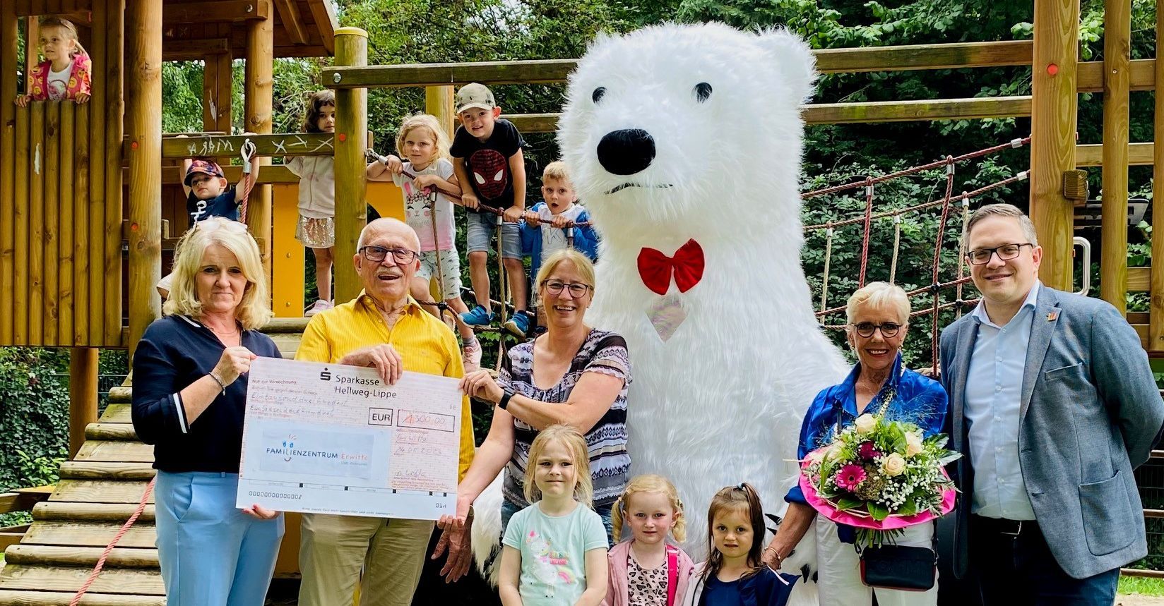 Spende für das Familienzentrum der Stadt Erwitte. Ehepaar von Krüchten übergibt Scheck zum 80. Geburtstag