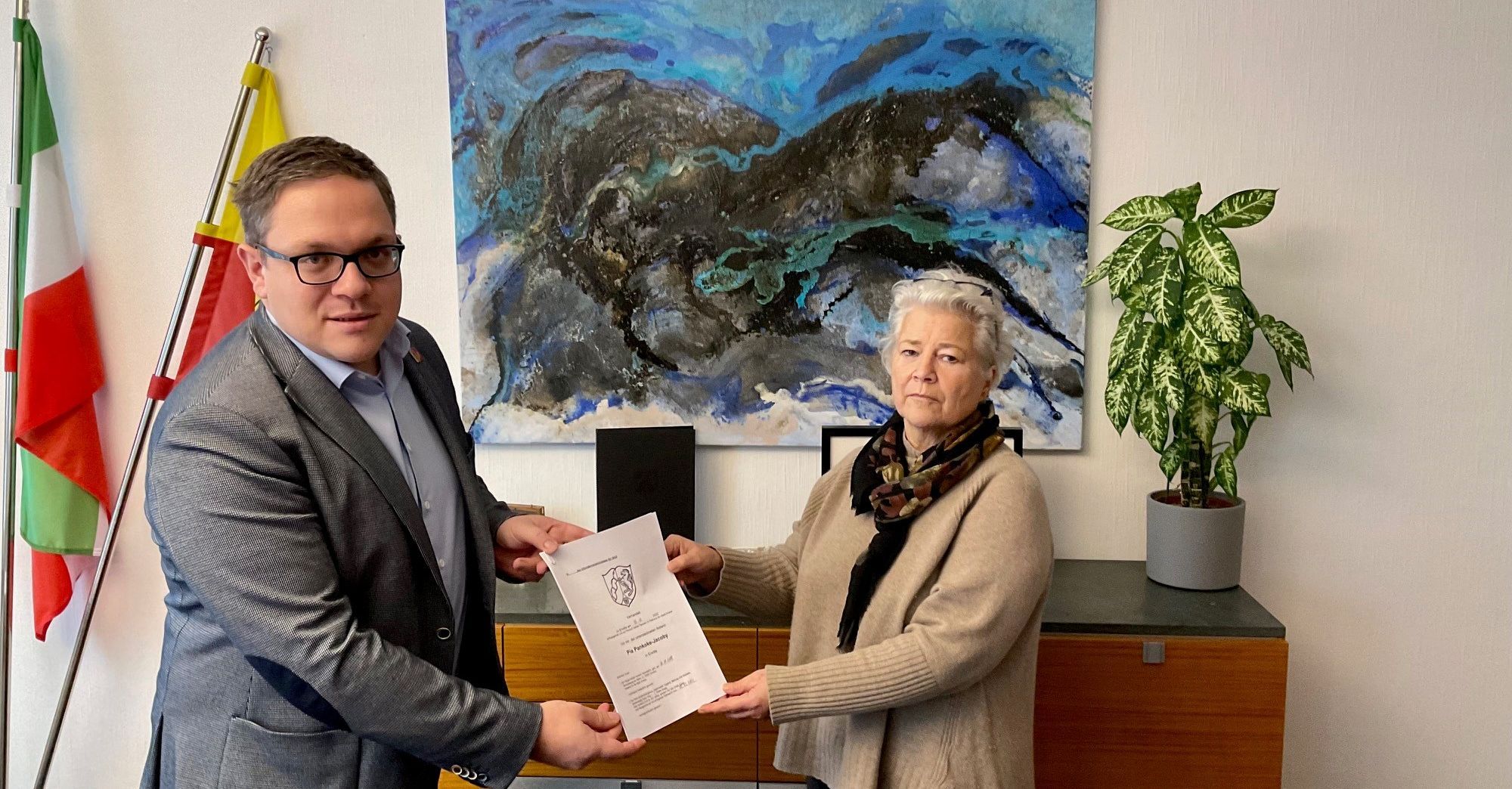 Erwittes Bürgermeister Hendrik Henneböhl (links) und die Schuldezernentin des Kreises Soest, Maria Schulte-Kellinghaus (rechts), unterzeichnen Kaufvertrag für Grundschulgebäude