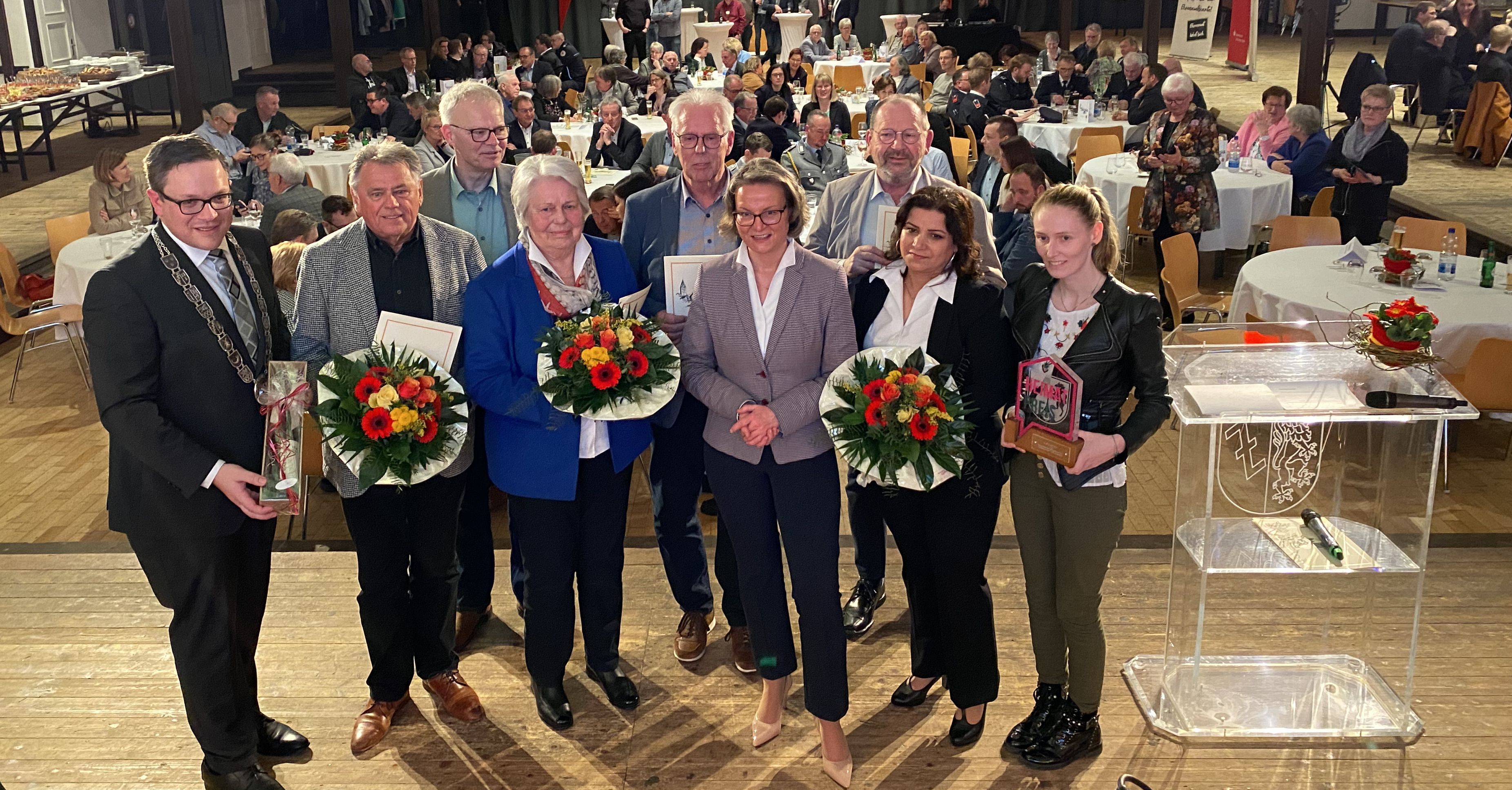 Zweiter Erwitter Abend des Ehrenamtes: Bürgermeister Hendrik Henneböhl (links) und NRW-Heimatministerin Ina Scharrenbach würdigen Engagement 