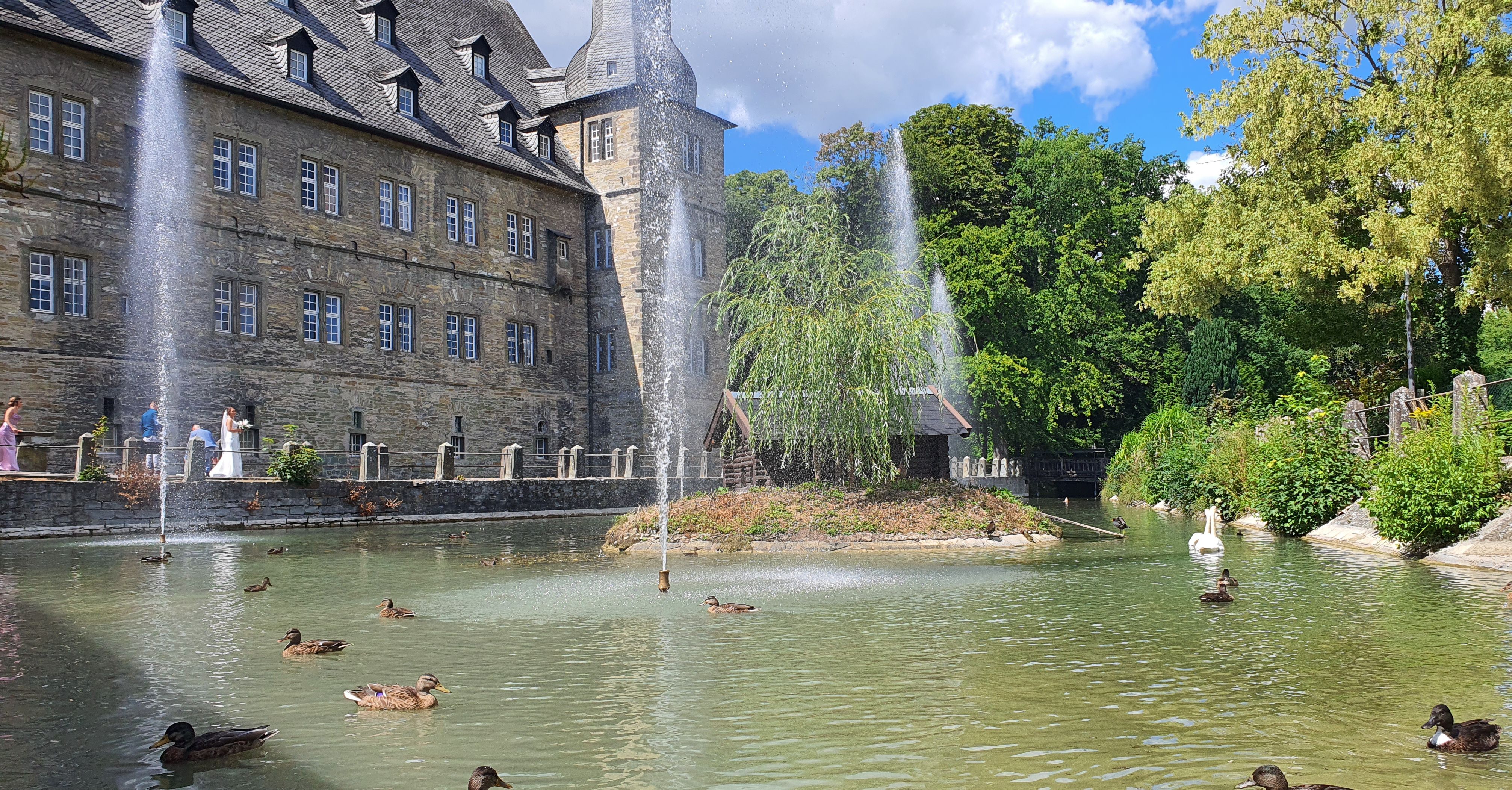 Wasserspiele sprudeln am Schloss