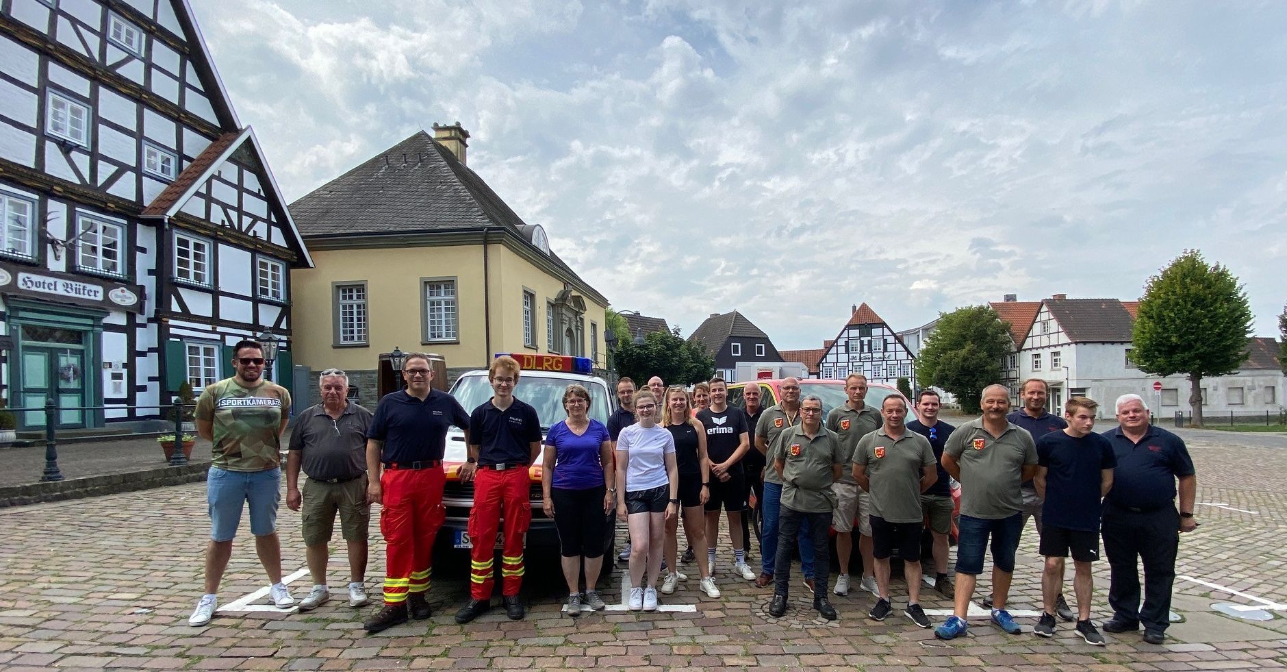 Gemeinsames Foto vor der Abfahrt nach Unna: Teilnehmenden aus Stadtverwaltung, Reservistenkameradschaft Erwitte, Feuerwehr und DLRG