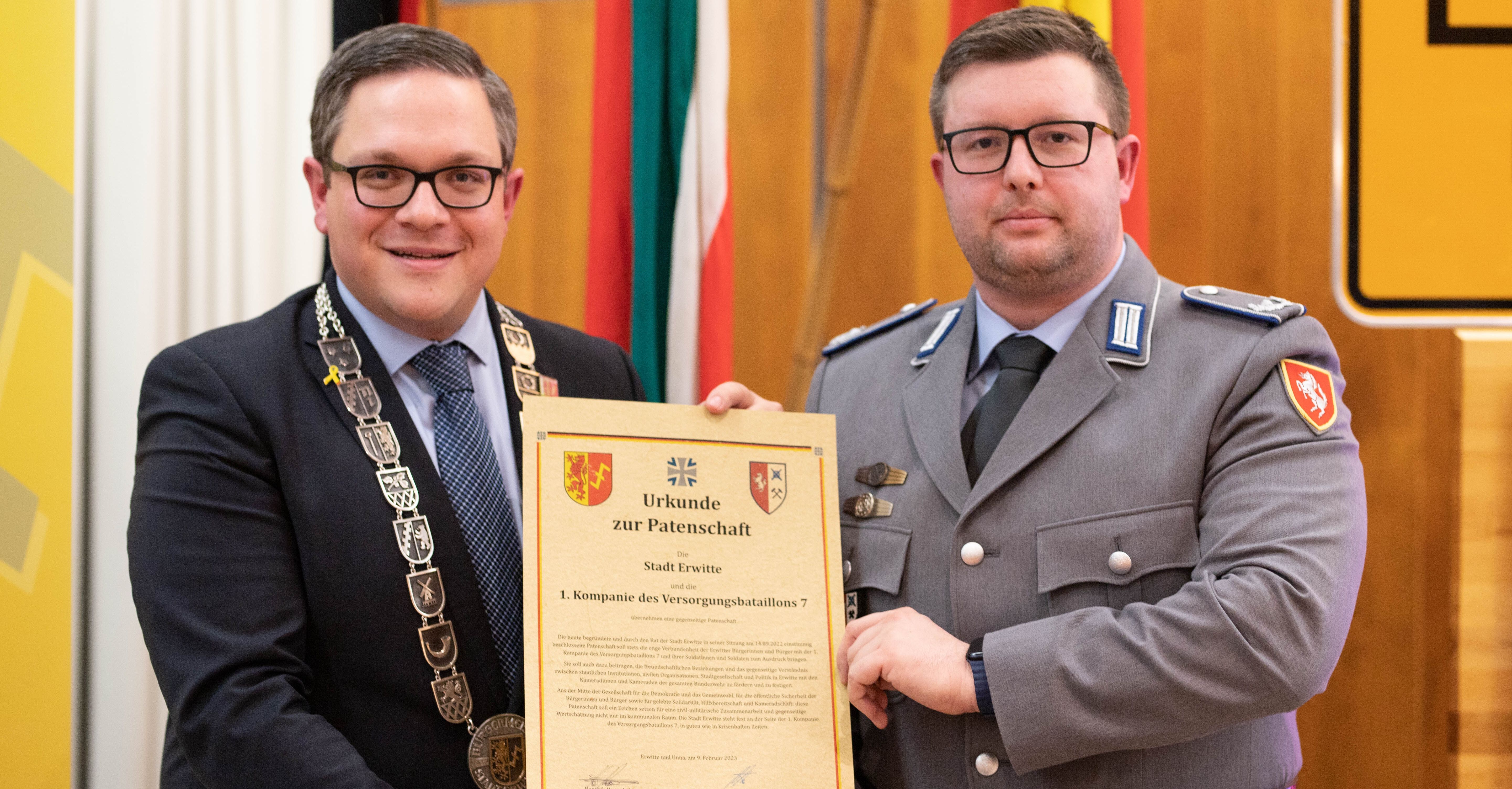 Erwittes Bürgermeister Hendrik Henneböhl und Kompaniechef Major Christoph unterzeichneten die Urkunde für eine gemeinsame Patenschaft