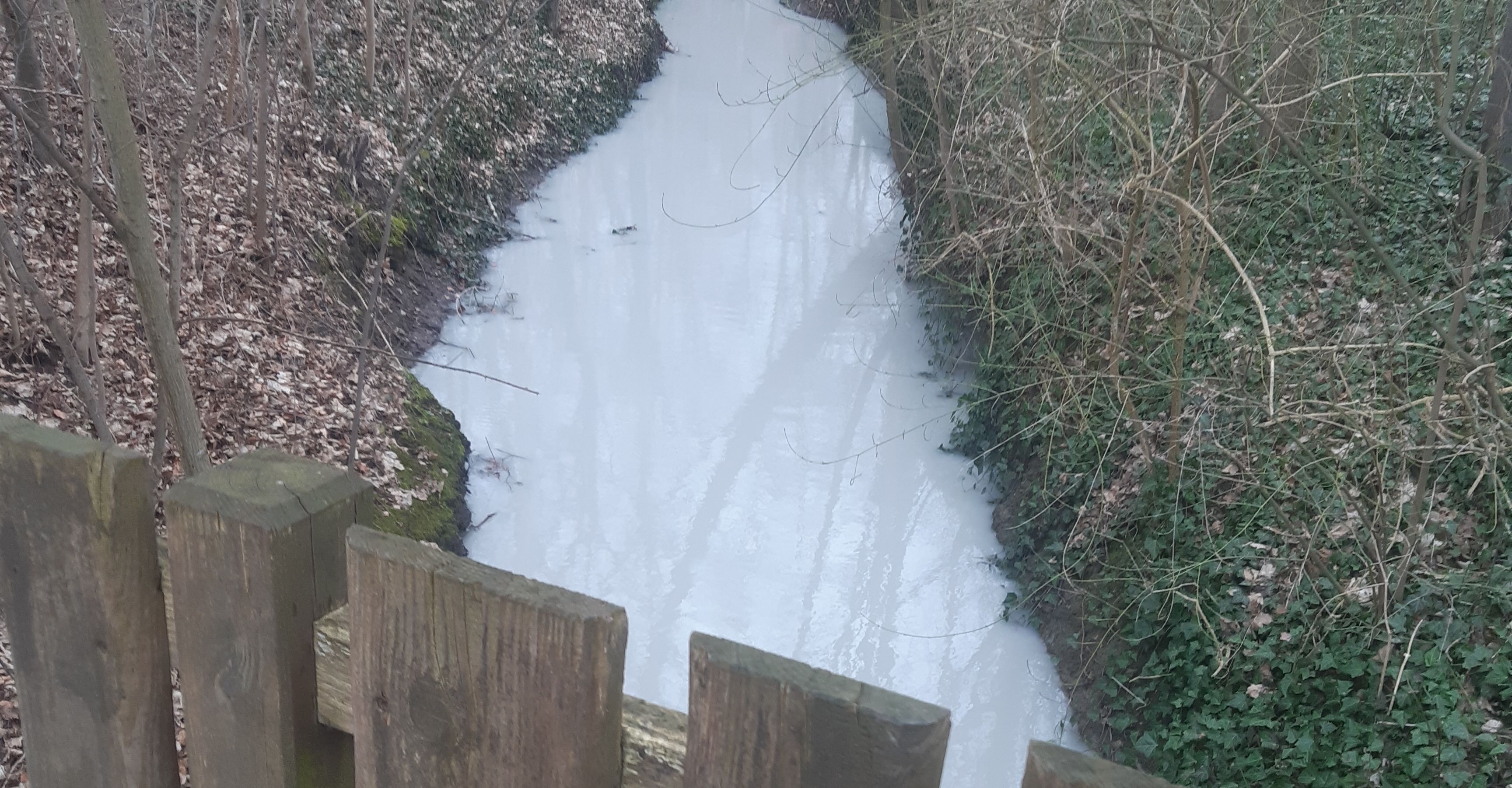 Osterbach mit verfärbtem Wasser