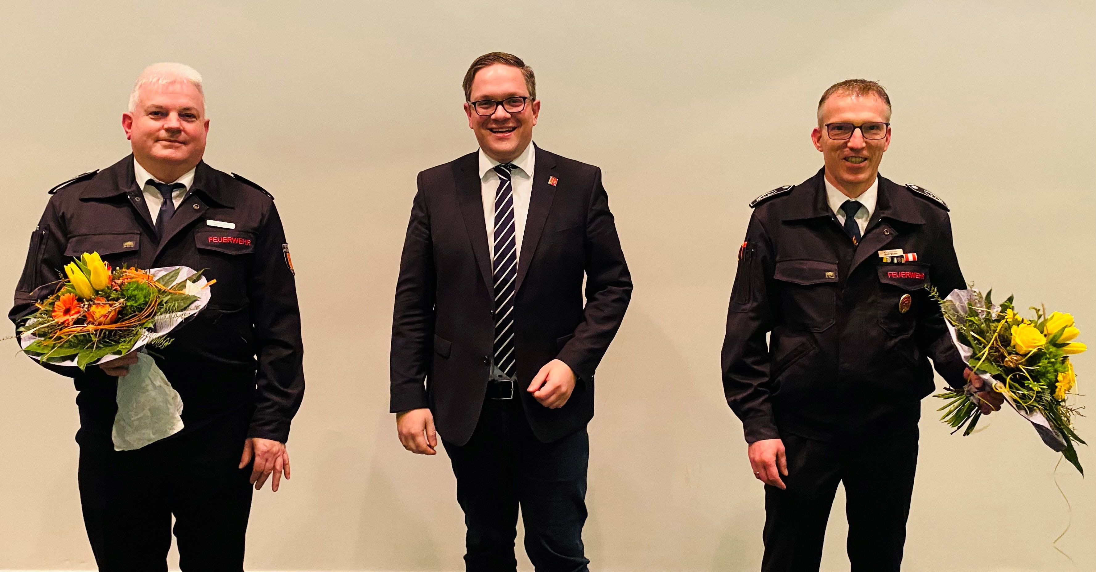v.l.n.r. Ralf Wiese (Leiter Feuerwehr Erwitte), Hendrik Henneböhl (Bürgermeister), Stephan Köchling (stellvertretender Leiter Feuerwehr Erwitte)