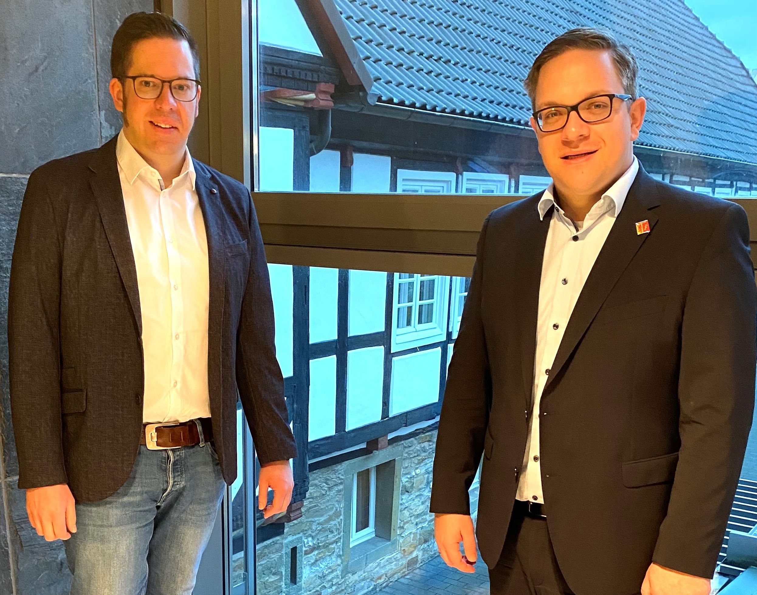 (v.l.) Herr Christoph Koerdt (Stabstellenleiter Wirtschaftsförderung, zentrale Verwaltungsunterstützung) mit Bürgermeister Hendrik Henneböhl