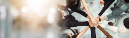 Hände die im von mehreren Personen aufeinander gelegt werden