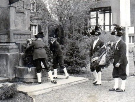 Kranzniederlegung während des  Junggesellenschützenfests 1960 (Foto: Junggesellenschützenverein Erwitte)