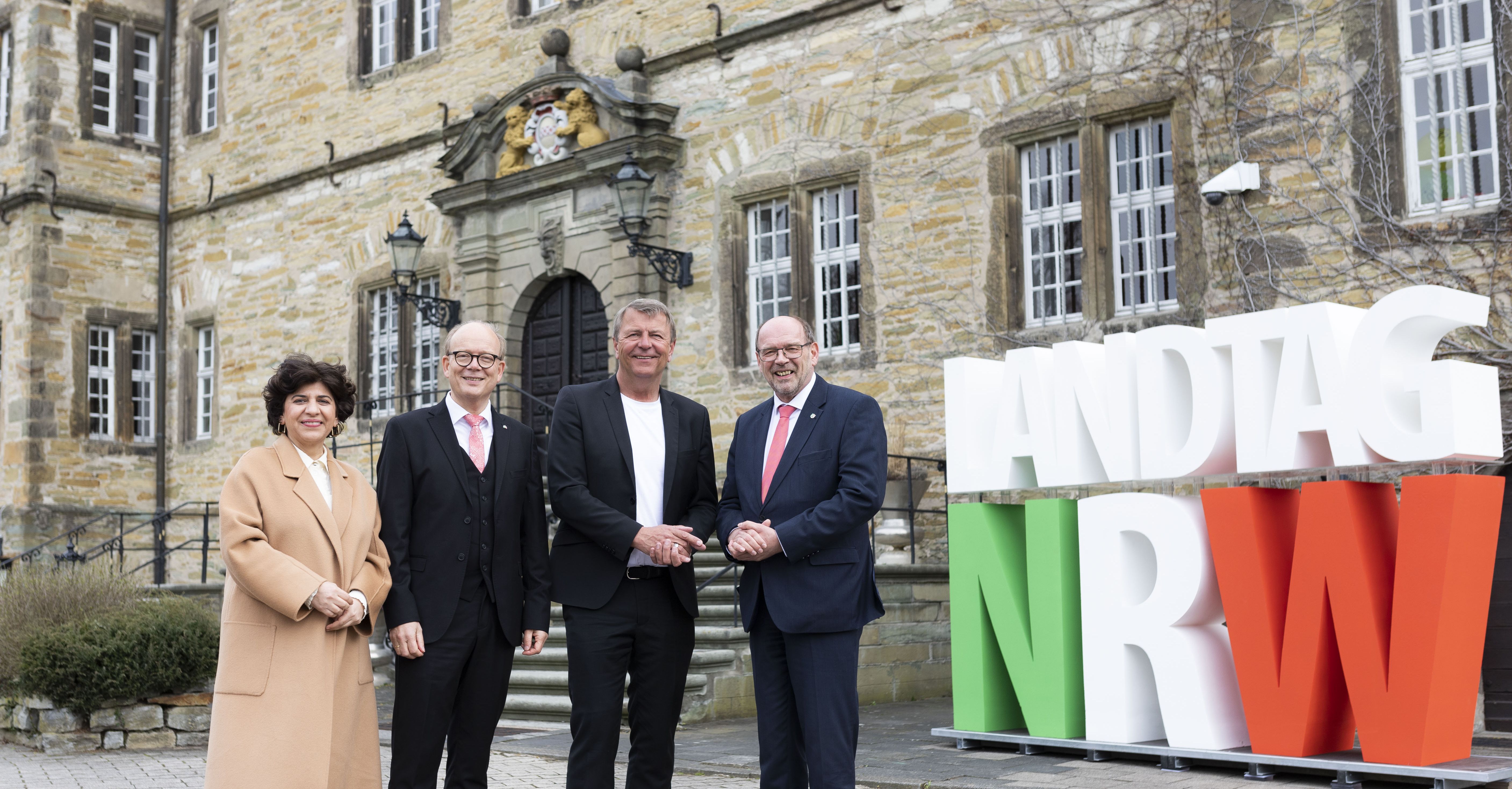 Das Präsidium des Landtags in Erwitte: Vizepräsidentin Berivan Aymaz, der Präsident des Landtags, André Kuper, Vizepräsident Christof Rasche und Vizepräsident Rainer Schmeltzer. (Foto: Landtag NRW/Ronja Sahm)