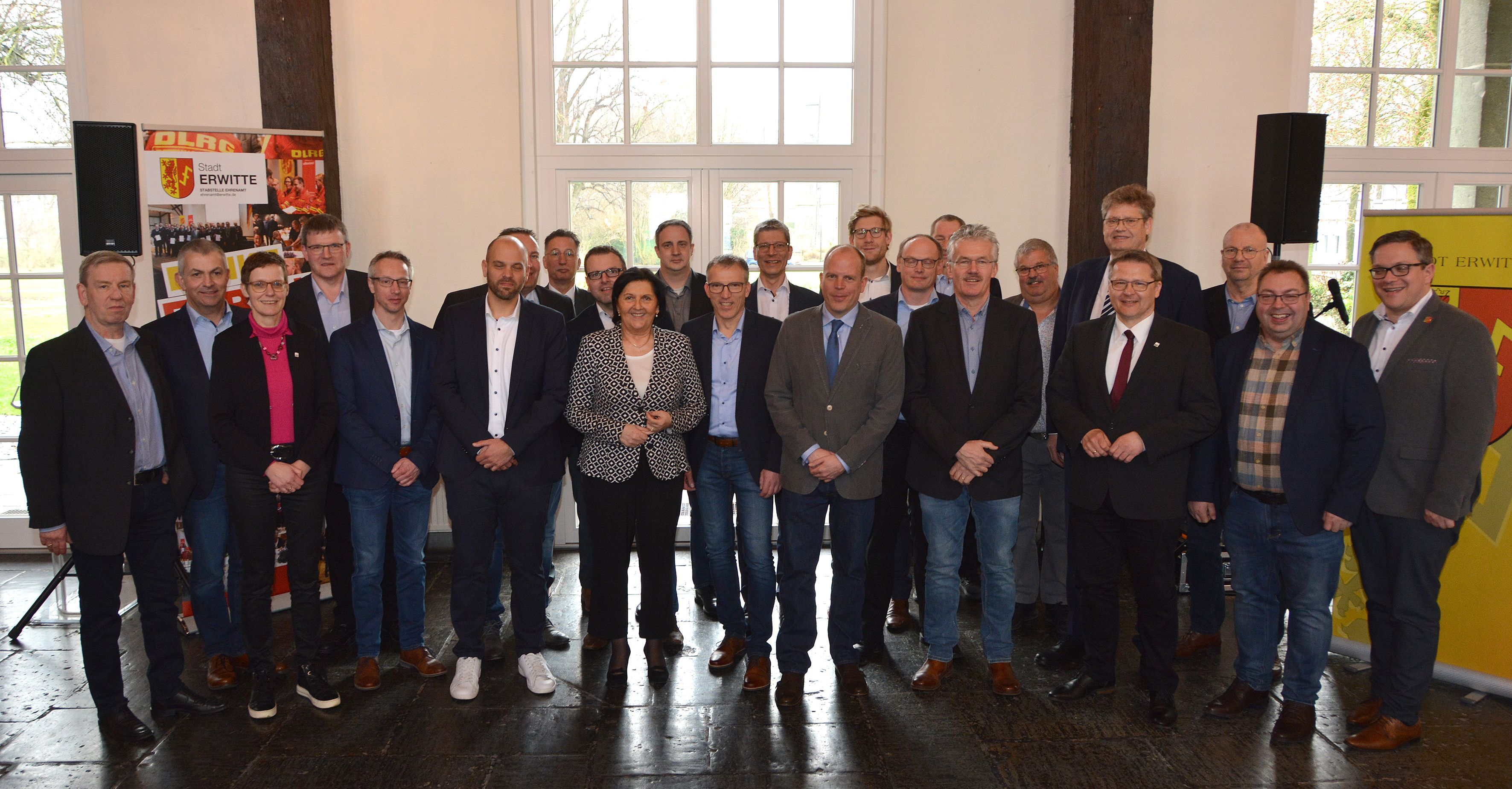 Landrätin Eva Irrgang (Mitte) und Kreisbrandmeister Thomas Wienecke (5. v. r.) begrüßten beim Frühjahrsempfang zahlreiche geladene Gäste. (Foto: Kevin Hoebusch/ Kreispresseteam der Feuerwehren)