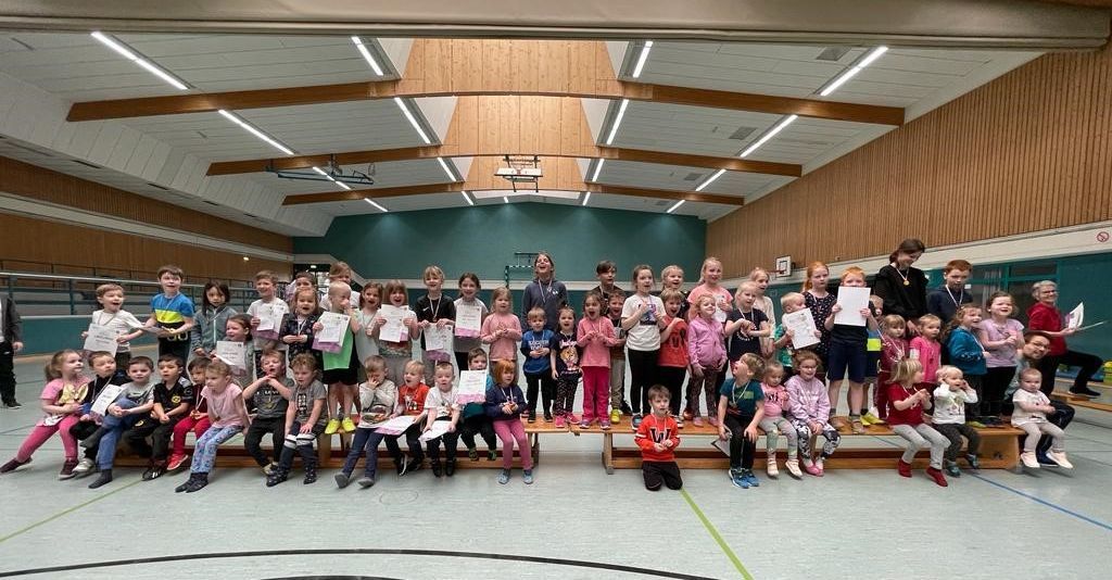 61 Kinder des Familienzentrums Erwitte und des Turnvereins Erwitte 1952 e.V. haben nun in der Ballsporthalle das Kinderbewegungsabzeichen erhalten