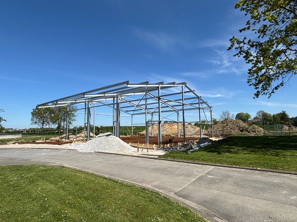 Stahlkonstrukt der Abstellhalle des Abwasserwerks (1. Foto)