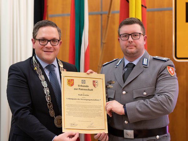 Urkunde zur Patenschaft zur Bundeswehr zwischen der Stadt Erwitte und der 1. Kompanie des Versogungsbataillon 7 der Bundeswehr