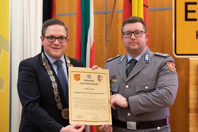 Urkunde zur Patenschaft zur Bundeswehr zwischen der Stadt Erwitte und der 1. Kompanie des Versogungsbataillon 7 der Bundeswehr