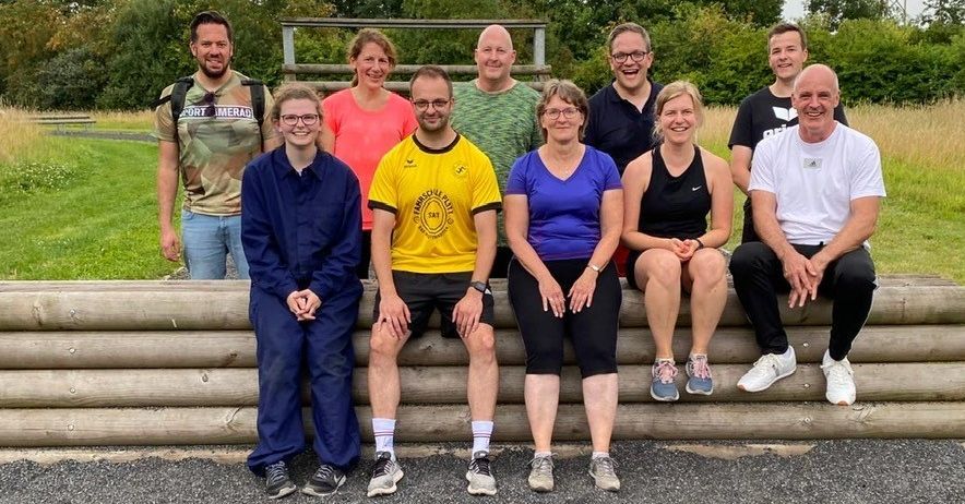 Hindernisbahn: Teilnehmende aus Stadtverwaltung im sportlichen Wettkampf