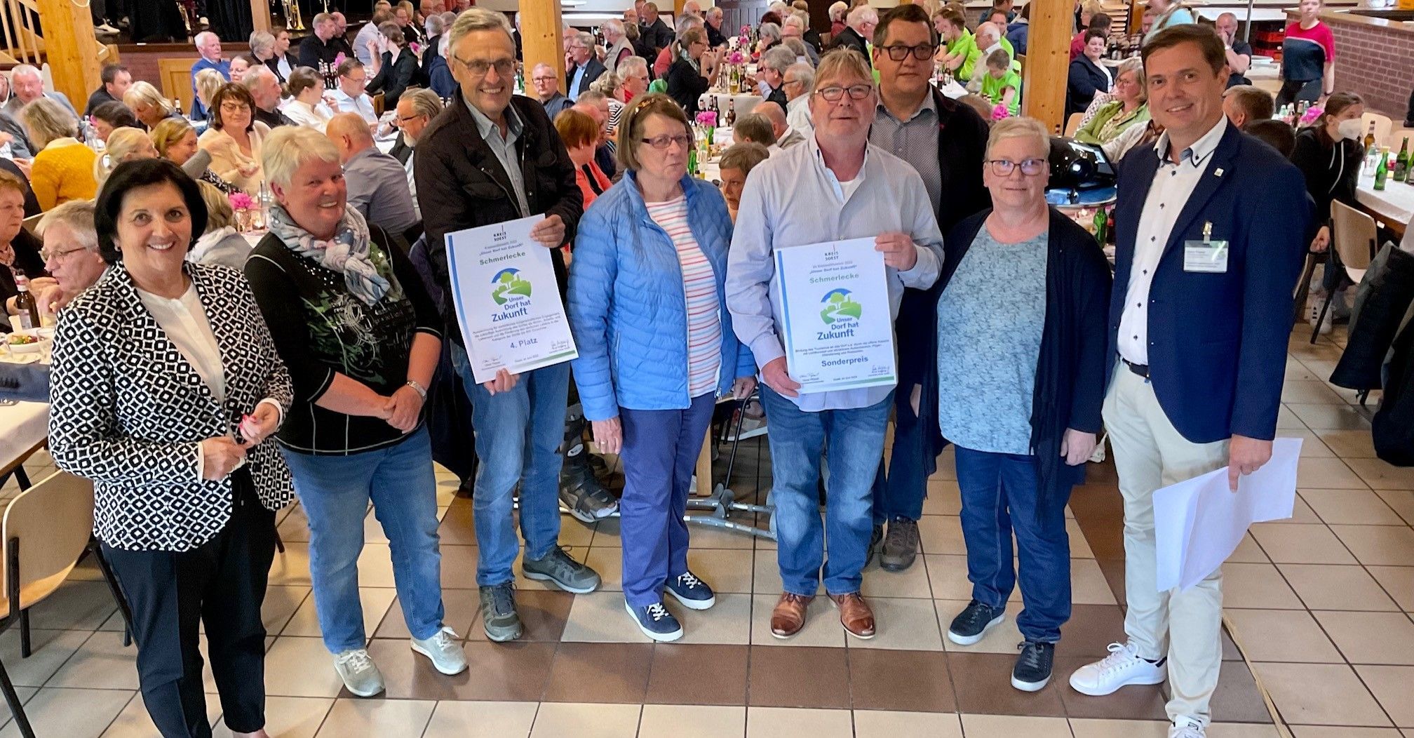 Delegation aus Schmerlecke mit Landrätin Eva Irrgang (links) und dem Vorsitzenden der Bewertungskommission Oliver Pöpsel (rechts)