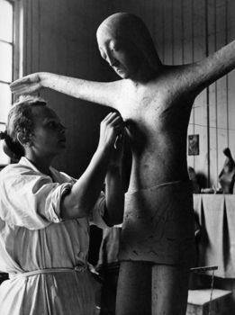 Hilde Schürk-Frisch im Atelier in Münster, um 1955 (Foto: Stadtmuseum Münster)