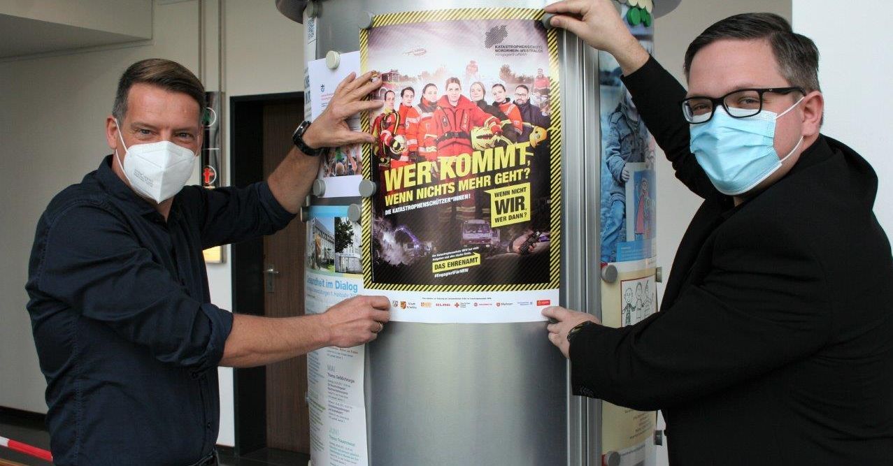 Bürgermeister Henneböhl (v. r.) und Fachbereichsleiter Ralf Linnebur (v. l.) unterstützen die landesweite Plakataktion "Wer kommt wenn nicht WIR", Foto: Stadt Erwitte