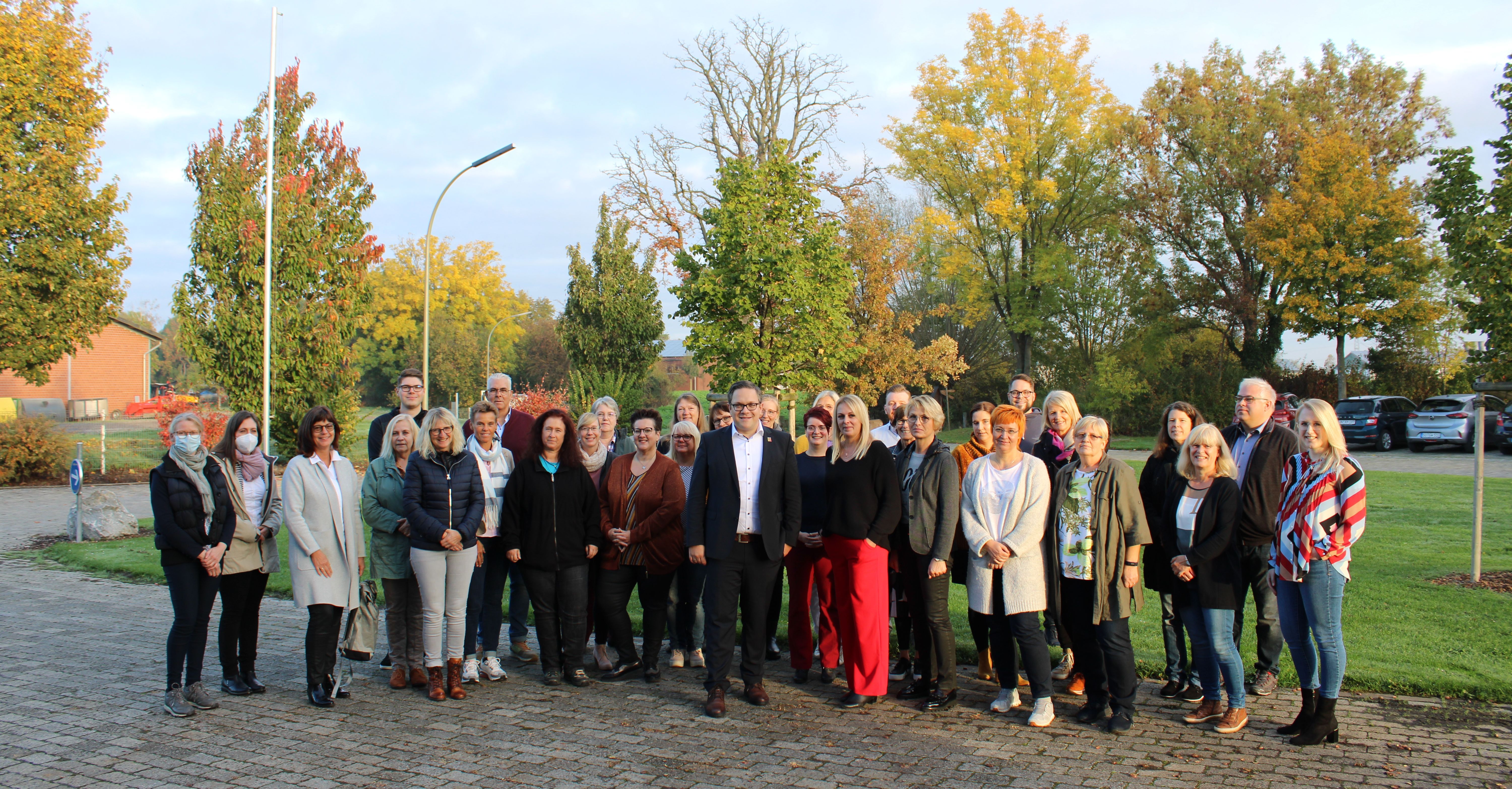 Hendrik Henneböhl, Bürgermeister der Stadt Erwitte, und Organisatorin Lena Gerdt, Fachdienstleiterin Bürgerservice der Stadt Erwitte, (Mitte) begrüßten die Standesbeamtinnen aus den Kreisen Soest und Unna in Schmerlecke