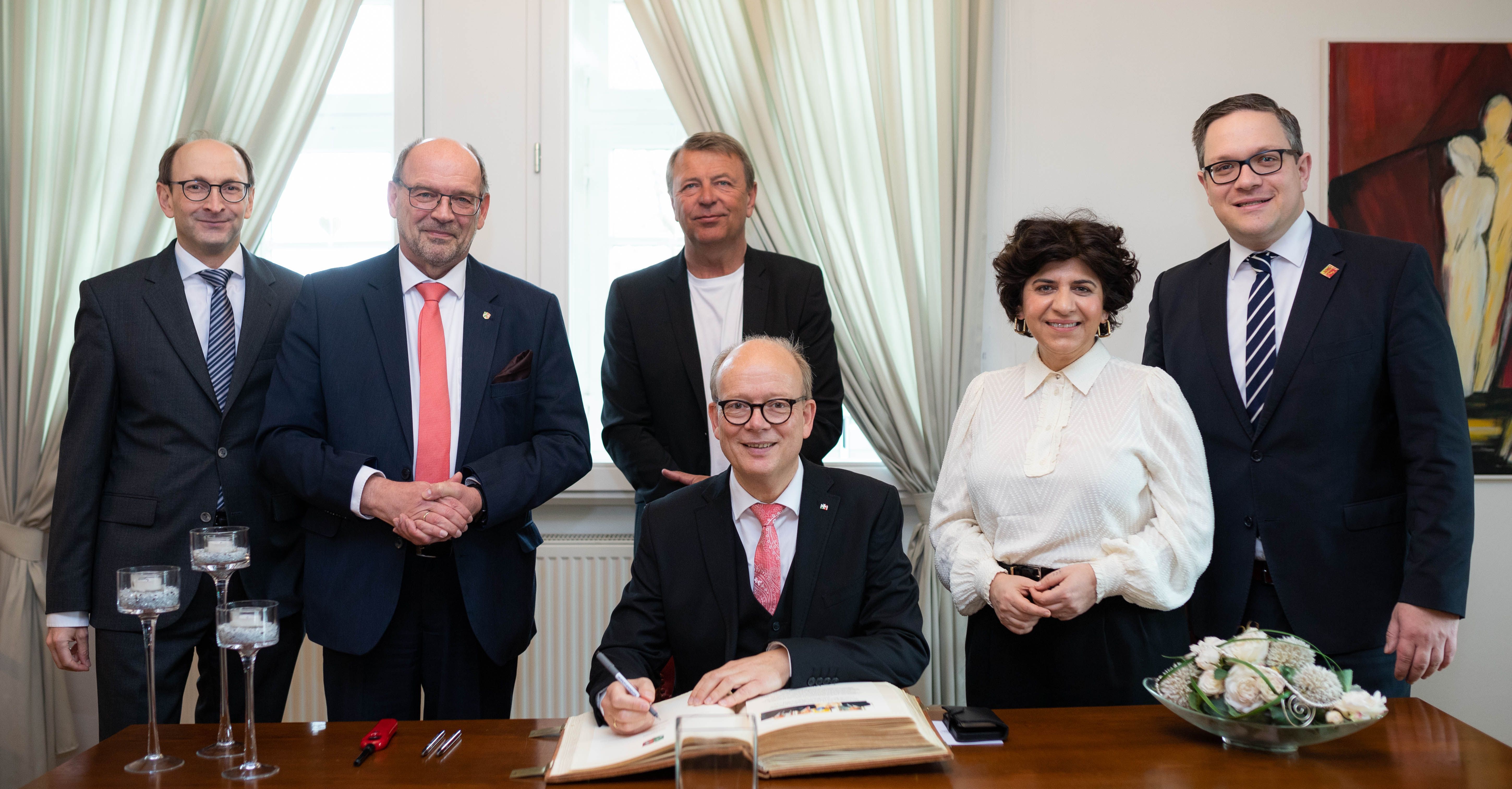 Eintrag ins Goldene Buch der Stadt Erwitte (Foto: Landtag NRW/Ronja Sahm)