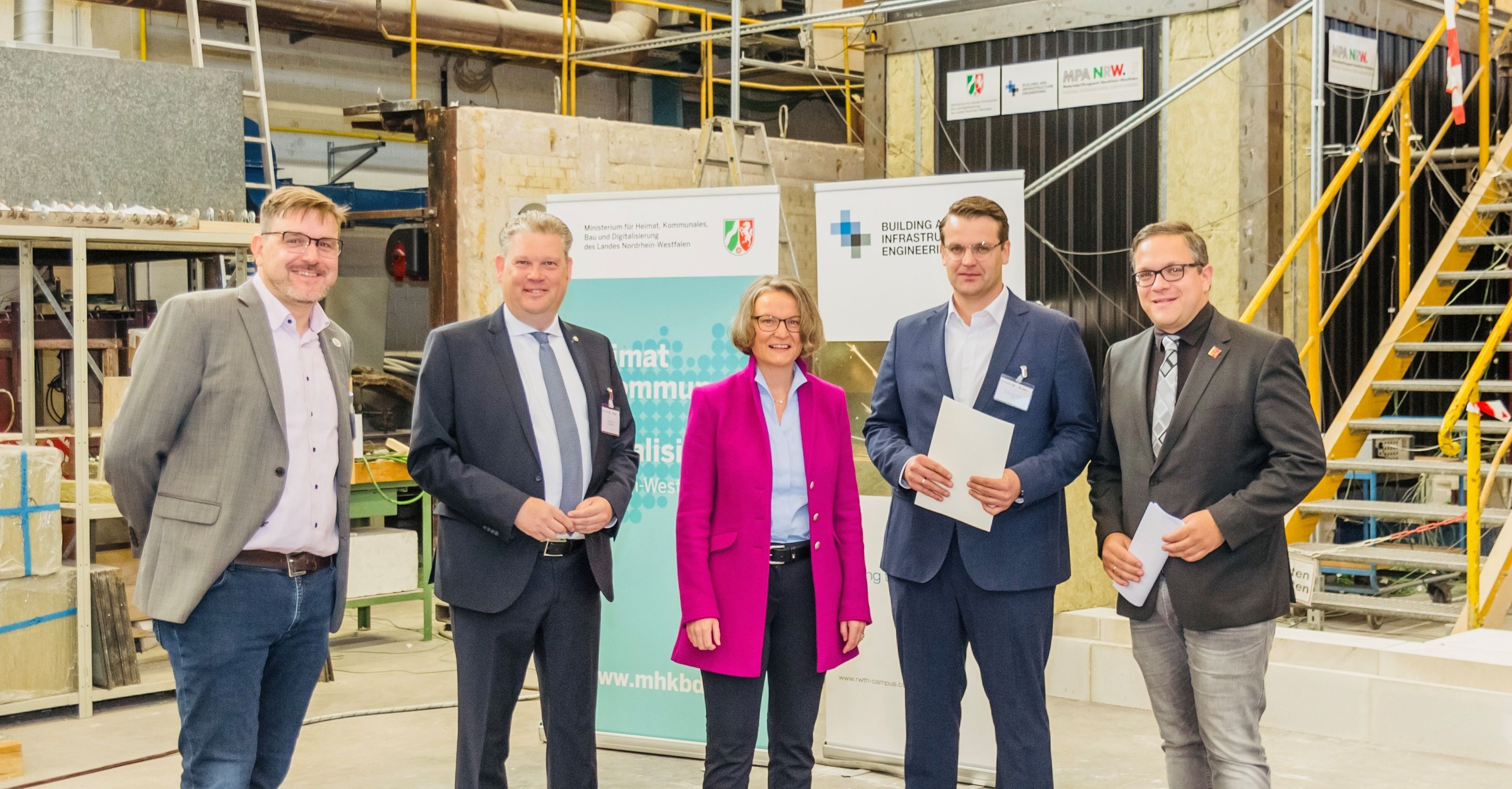 NRW-Bauministerin Ina Scharrenbach besucht Brandprüfzentrum des MPA in Erwitte und übergibt Förderbescheid