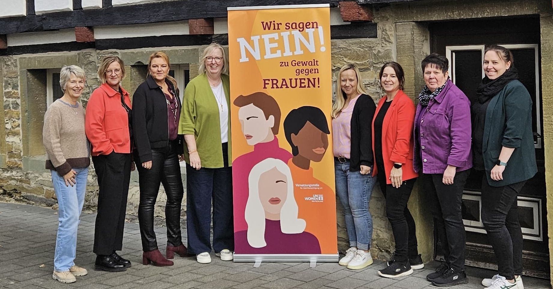 Die Gleichstellungsbeauftragten im Kreis Soest mit dem Banner „Nein zu Gewalt an Frauen“ (Foto: Stadt Erwitte)