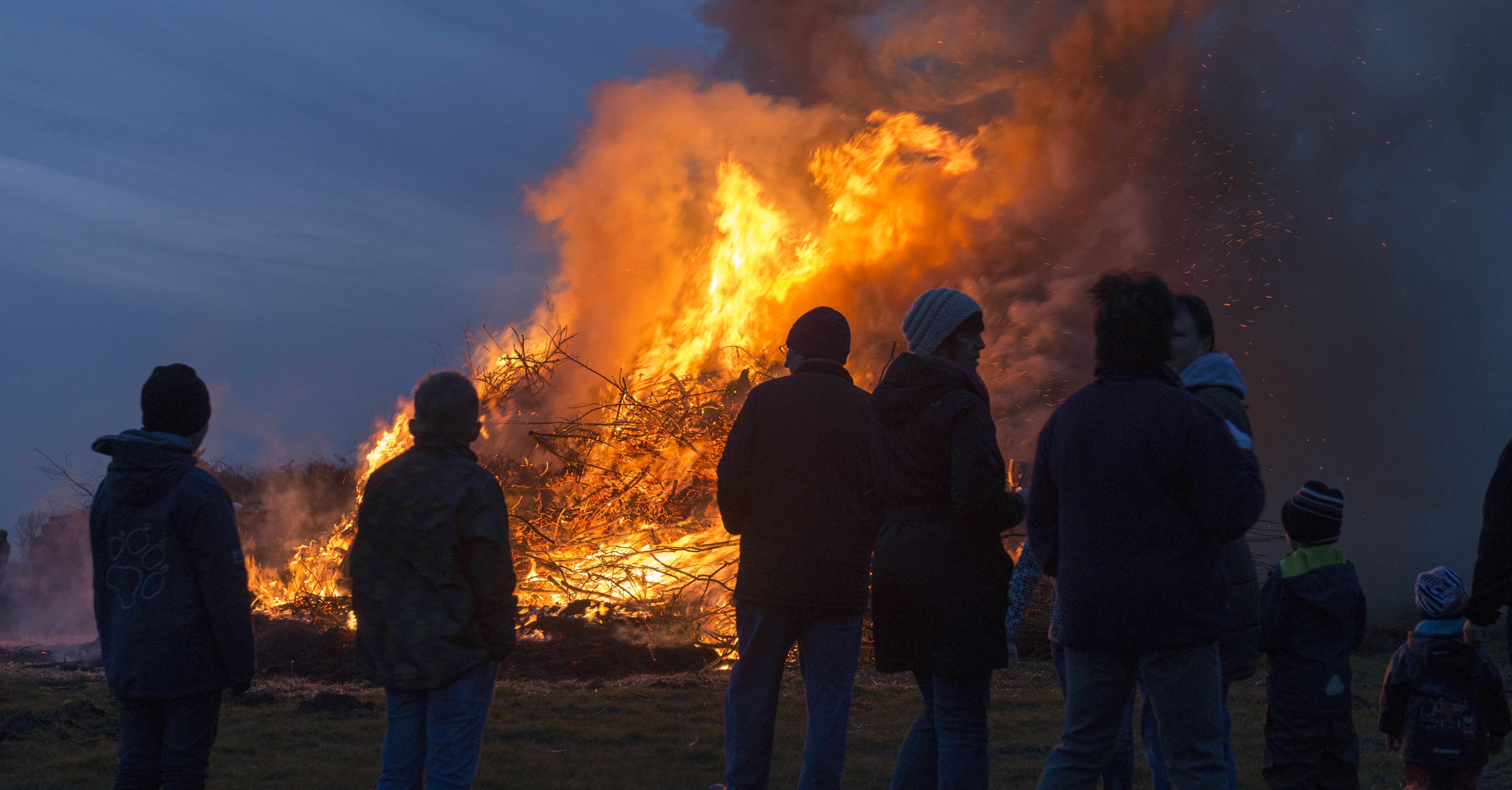 Osterfeuer, Grafik: Adobe Stock.