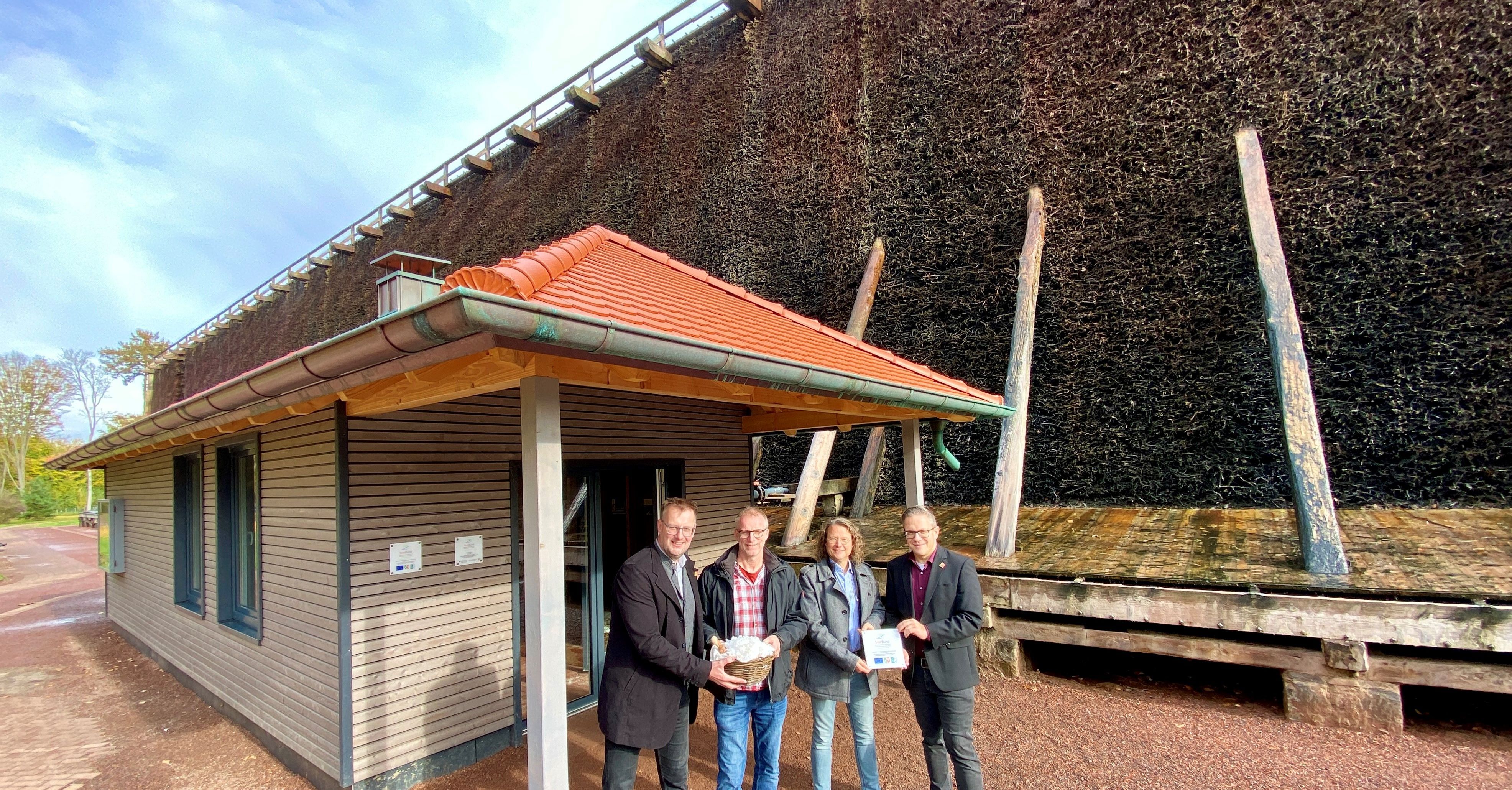 Foto (v.l.n.r.): Stadtkämmerer Sven Hoppe, Jürgen Kemper, Andreas Stillecke, Bürgermeister Hendrik Henneböhl vor dem neuen Schausiedehaus am Gradierwerk I im Kurpark Bad Westernkotten