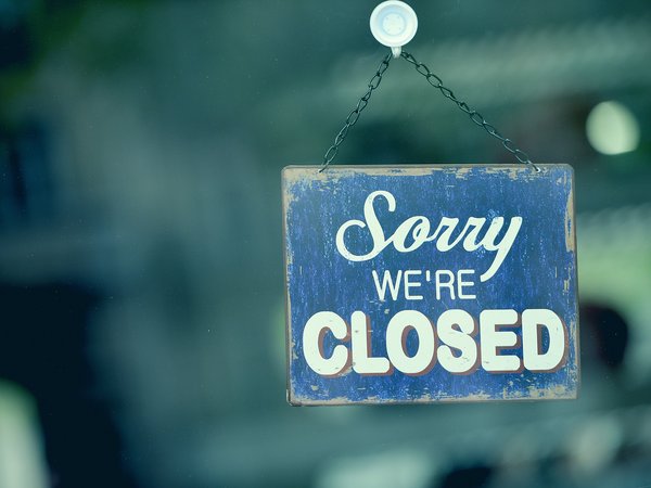 Schild mit der Aufschrift sorry, we´re closed