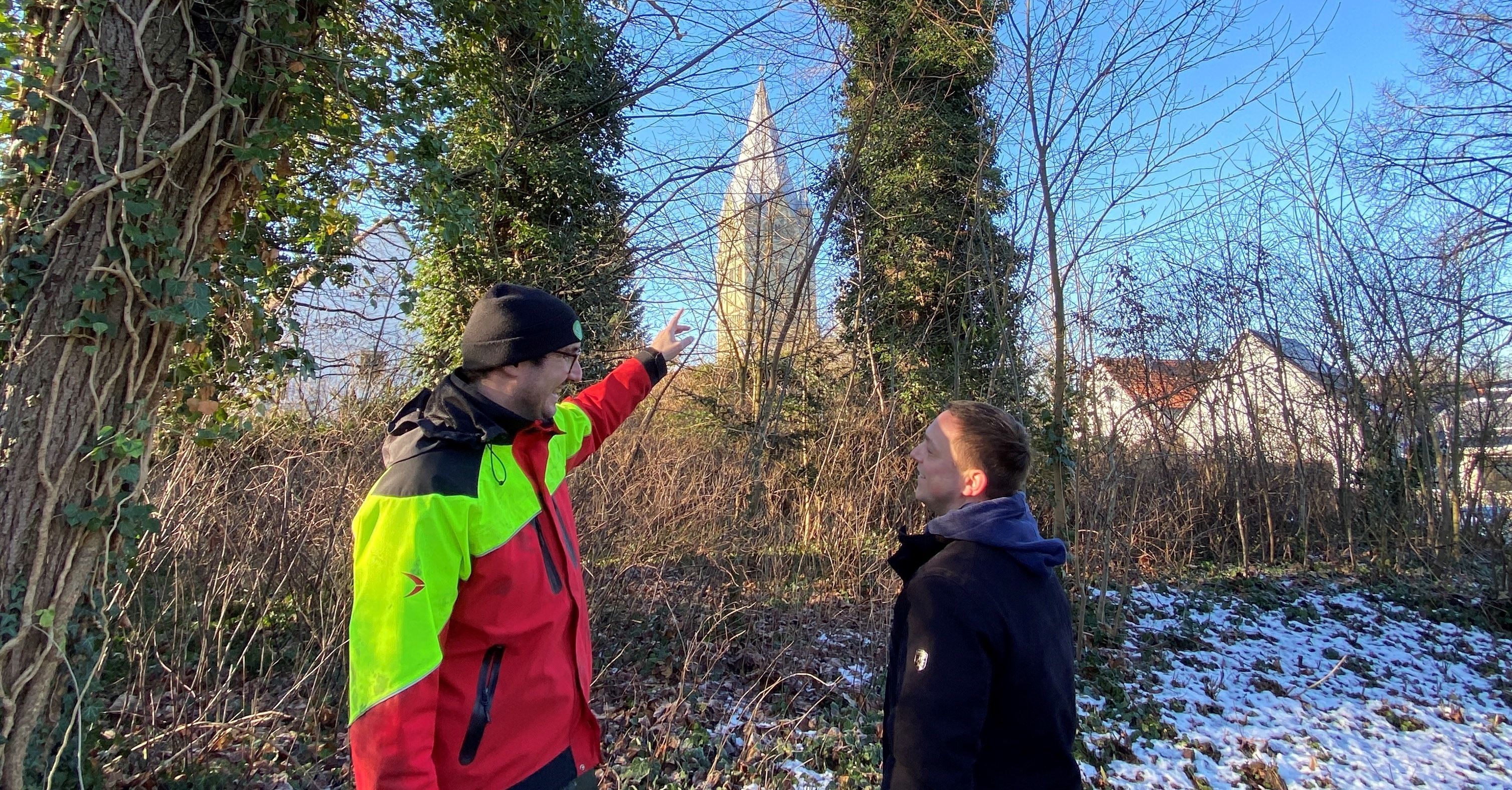 Der städtische Gärtnermeister Christoph Slawinski (rechts) bespricht mit Jonas Klückers (links) als Geschäftsführer des gleichnamigen Unternehmens für Baumpflege die anstehenden Maßnahmen
