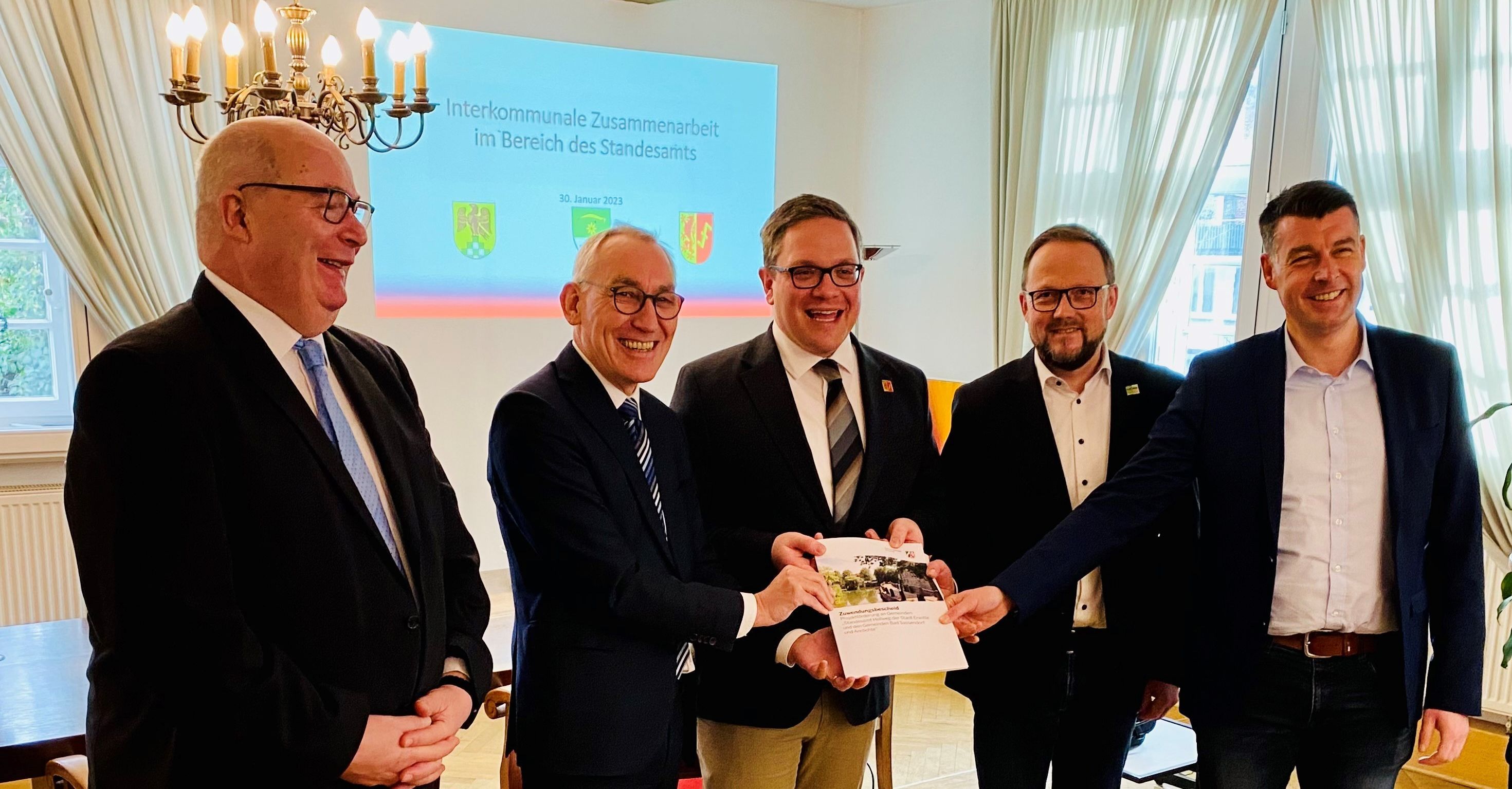 Übergabe des Förderbescheides: (v.l.n.r.) Thomas Hunsteger-Petermann, Heinrich Böckelühr, Hendrik Henneböhl, Alfred Schmidt, Malte Dahlhoff