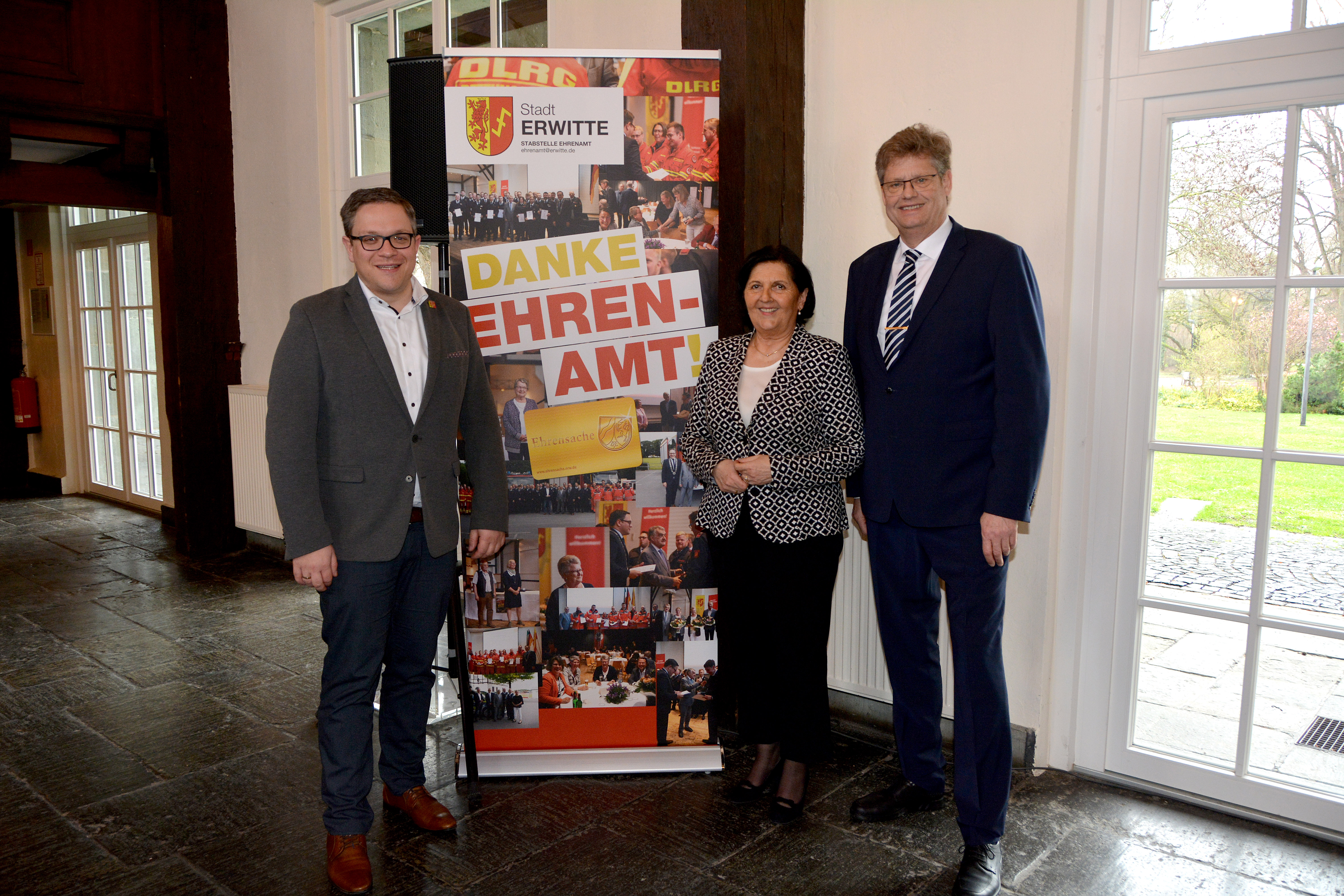 Landrätin Eva Irrgang (Mitte) und Kreisbrandmeister Thomas Wienecke (r.) hatten zum Frühjahrsempfang eingeladen. Bürgermeister Hendrik Henneböhl (l.) begrüßte sie und zahlreiche geladene Gäste in der Festhalle Erwitte. (Foto: Kevin Hoebusch / Kreispresseteam der Feuerwehren)