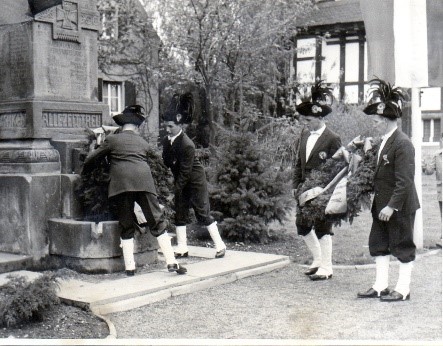 Kranzniederlegung während des Junggesellenschützenfests 1960