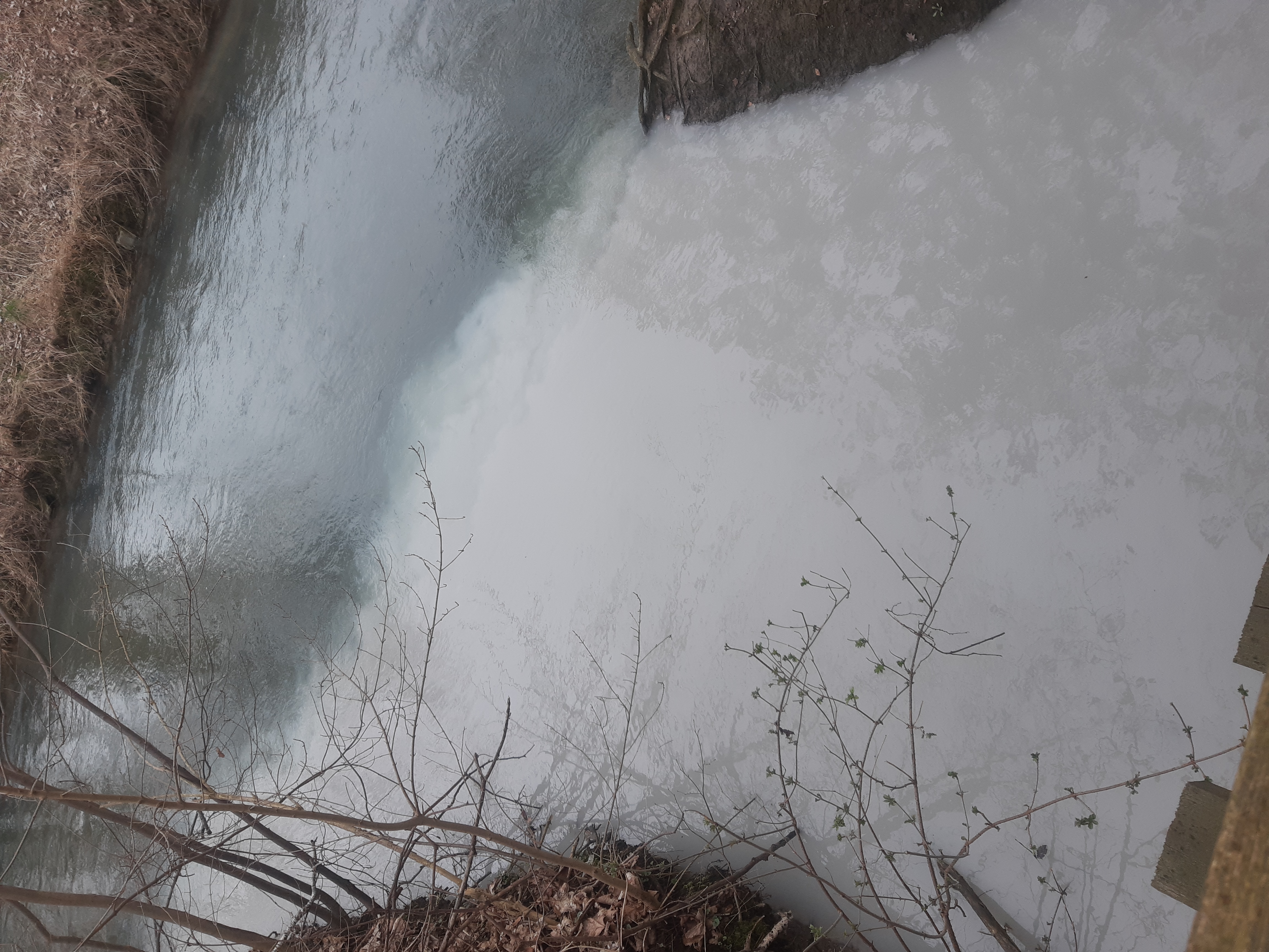 Osterbach mit verfärbtem Wasser