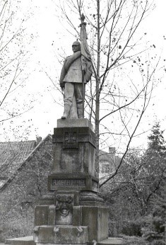 Das Kriegerdenkmal, wo es heute steht (Foto: Wiebke Finster)