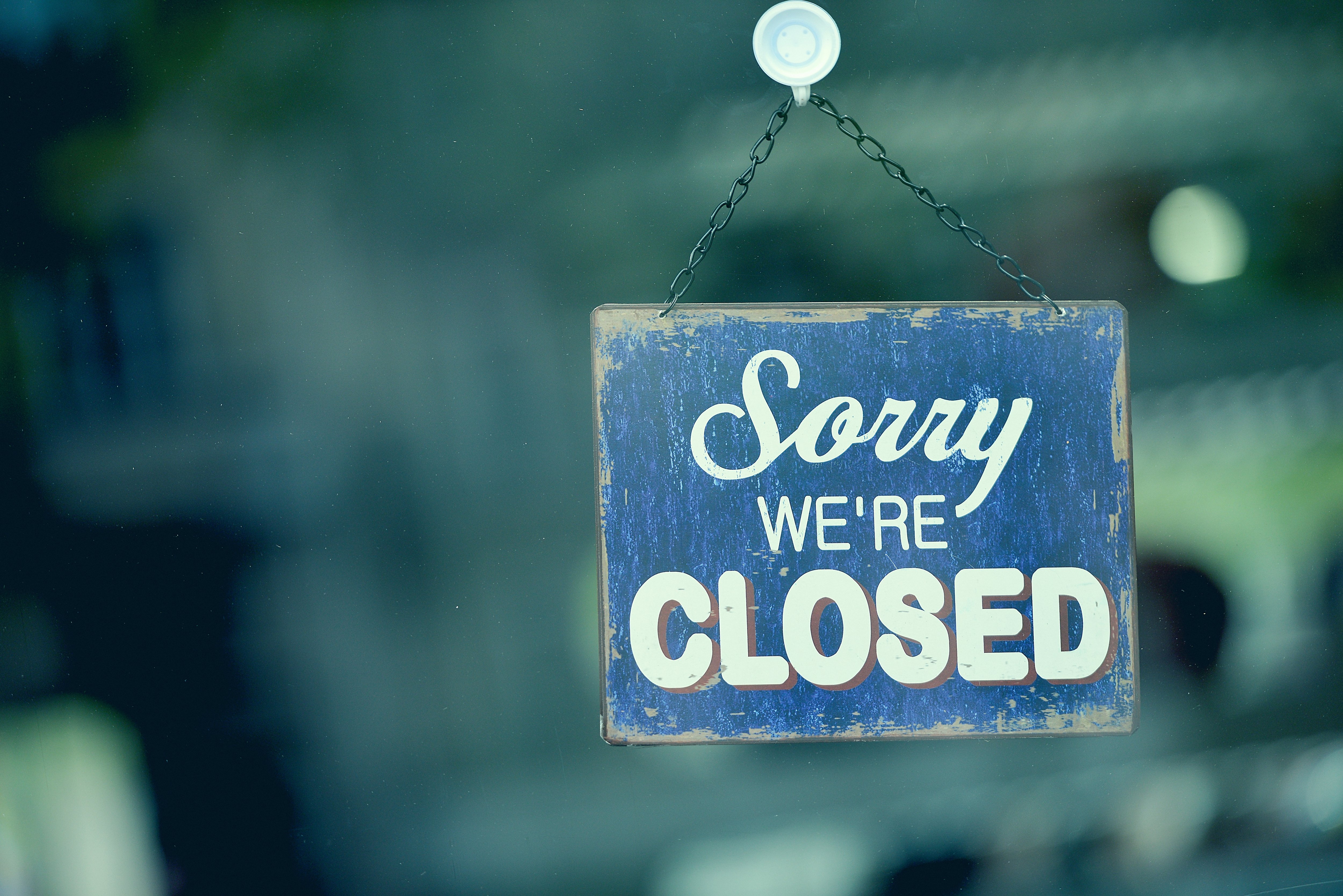 Schild mit der Aufschrift sorry, we´re closed