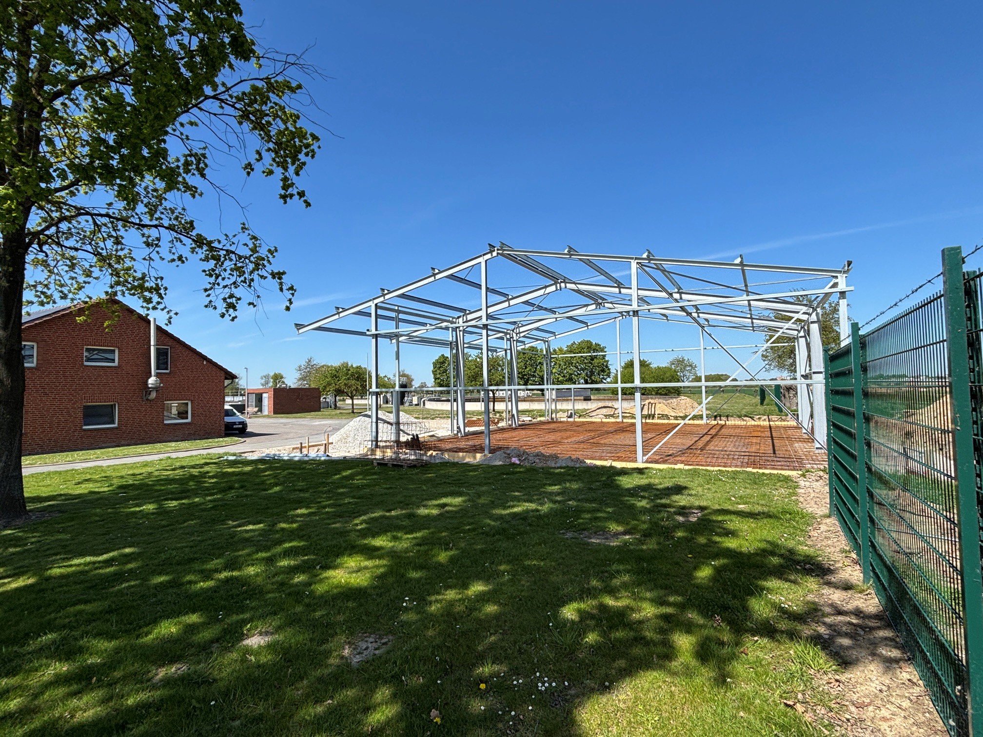Stahlkonstrukt der Abstellhalle des Abwasserwerks (1. Foto)